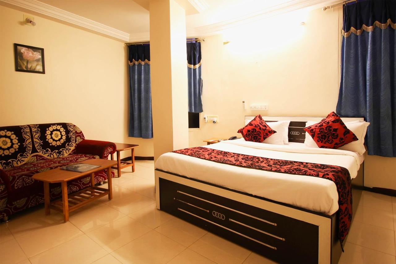 Oyo Hotel Blue Diamond Ahmadábád Kültér fotó