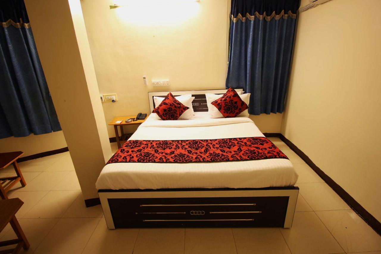 Oyo Hotel Blue Diamond Ahmadábád Kültér fotó