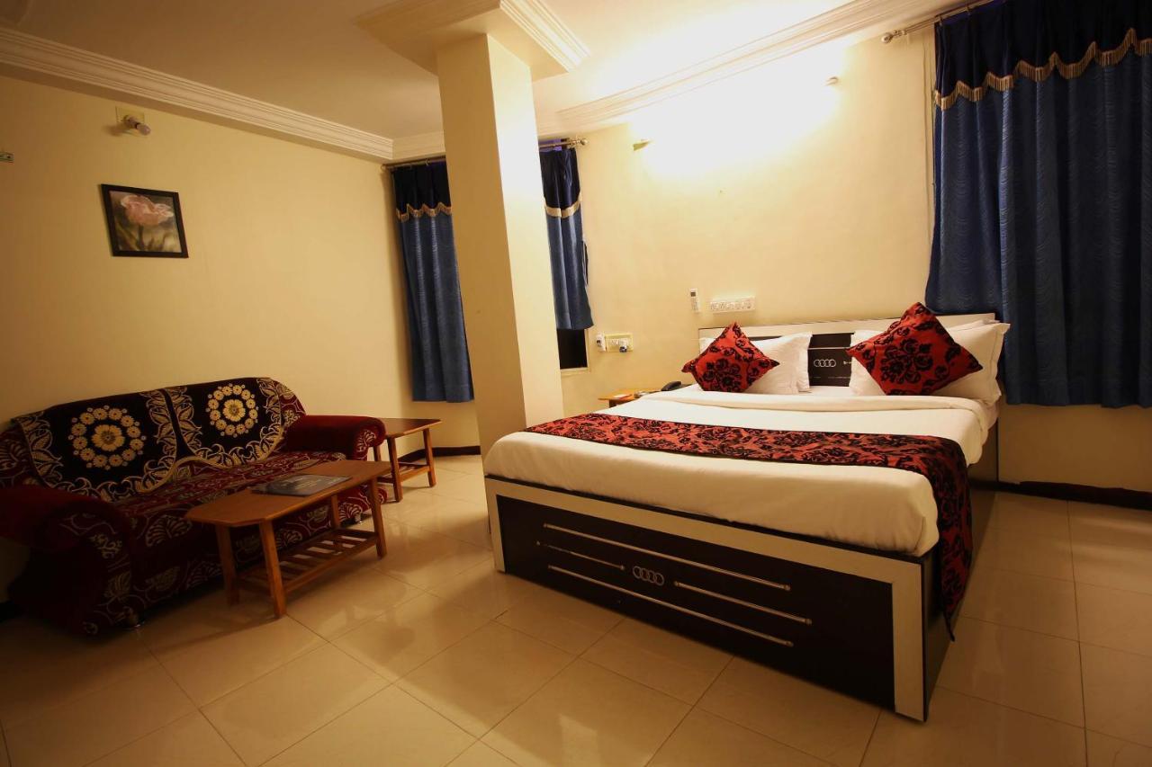 Oyo Hotel Blue Diamond Ahmadábád Kültér fotó