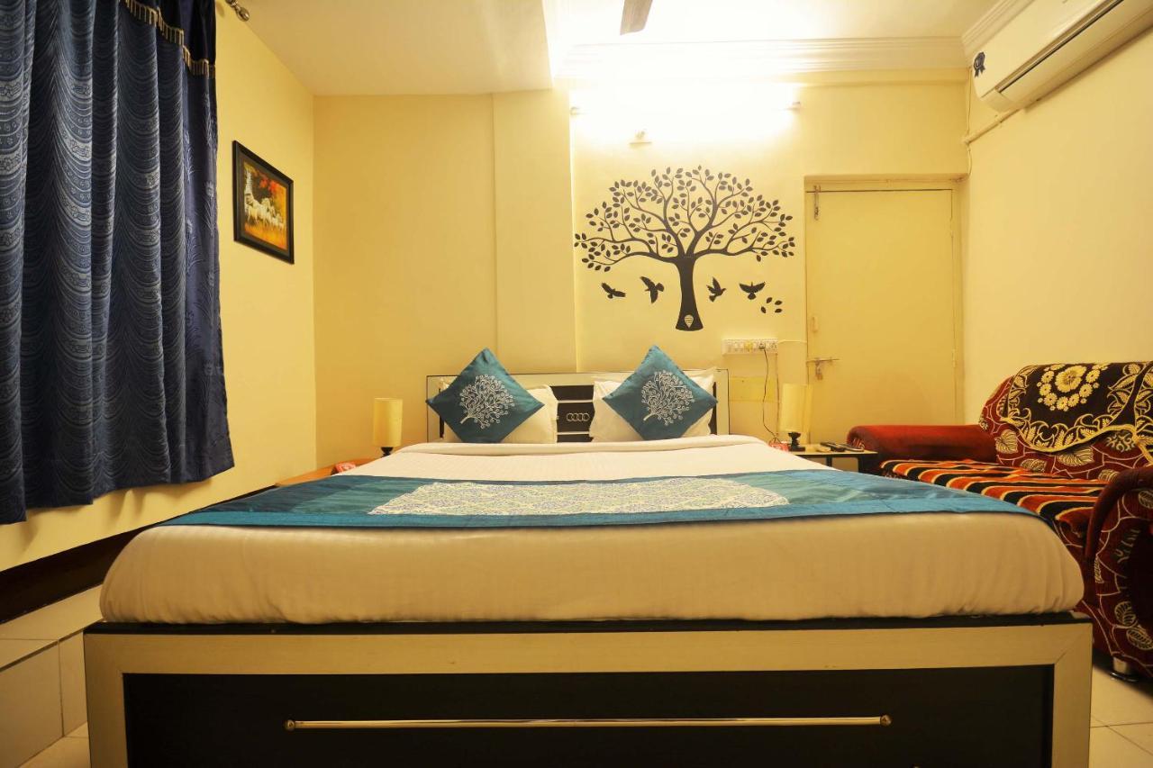 Oyo Hotel Blue Diamond Ahmadábád Kültér fotó